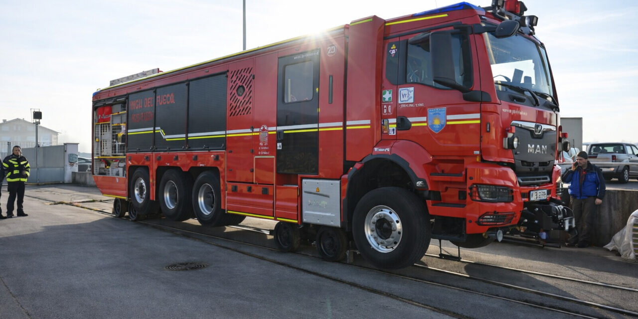 Ferrovia Capodistria-Divaccia: mezzo antincendio per i tunnel<h2 class='anw-subtitle'>Il primo veicolo strada-rotaia sarà operativo con i Vigili del fuoco lungo la linea a servizio del porto</h2>