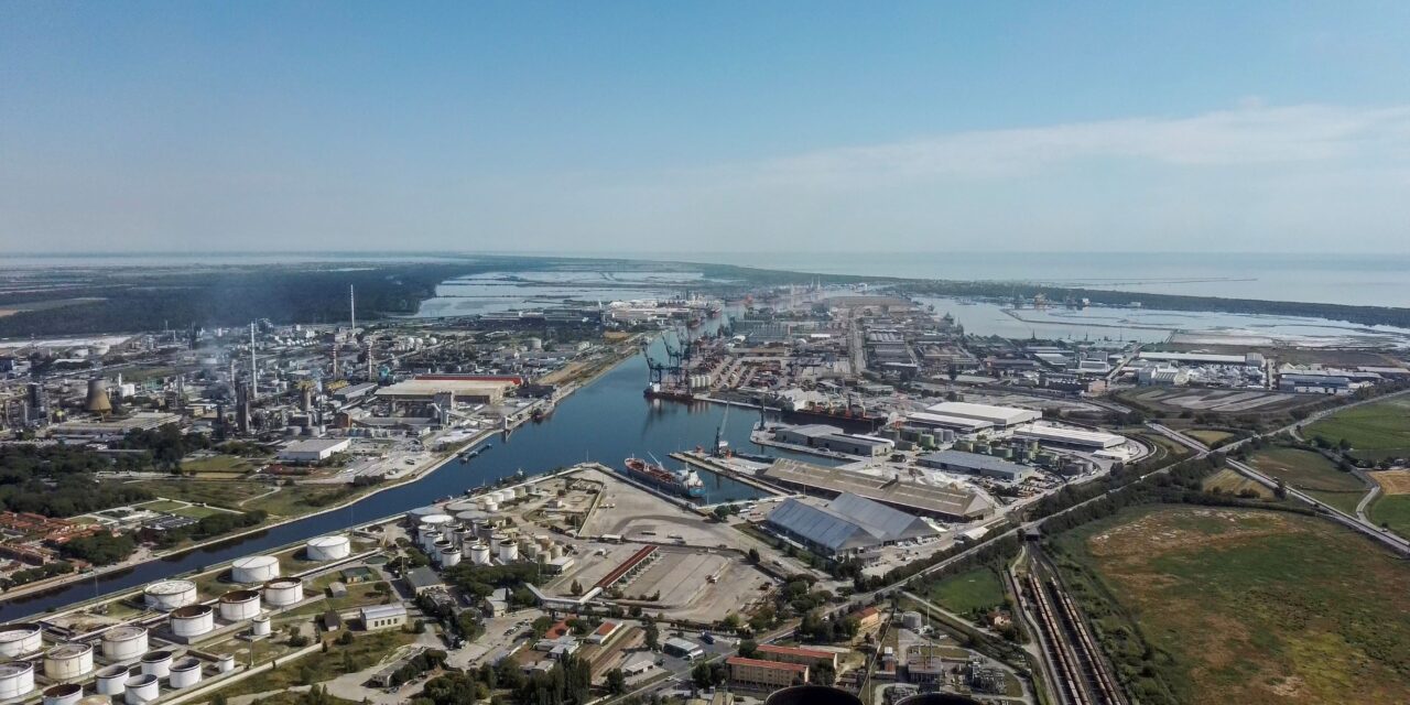 Traffici in crescita al porto di Ravenna (+8%)<h2 class='anw-subtitle'>L'Authority pubblica le statistiche gennaio-ottobre: balzo dei cereali (+47.5%), salgono anche i container</h2>