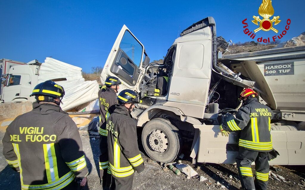 Six-truck crash on the A4 towards Venice: two injured<h2 class='anw-subtitle'>Stretch between Duino and Monfalcone closed for four hours: kilometre-long queues despite contraflow</h2>