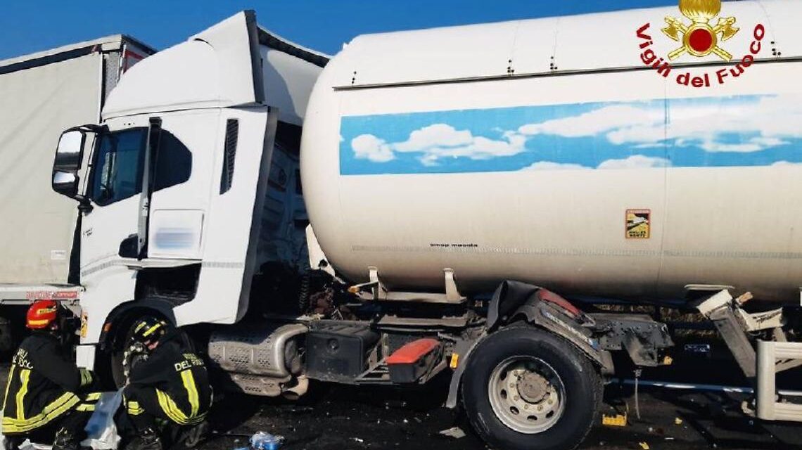 A4, double crash involving heavy vehicles<h2 class='anw-subtitle'>Collision with injuries involving three lorries towards Venice and a fire towards Trieste: diversions and queues throughout the morning</h2>
