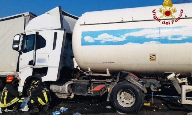 A4, double crash involving heavy vehicles<h2 class='anw-subtitle'>Collision with injuries involving three lorries towards Venice and a fire towards Trieste: diversions and queues throughout the morning</h2>