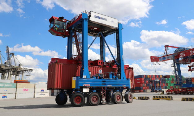 HHLA investe su straddle carrier ibridi Konecranes<h2 class='anw-subtitle'>Otto nuove macchine di ultima generazione entreranno in servizio nel terminal container di Amburgo entro il 2026</h2>
