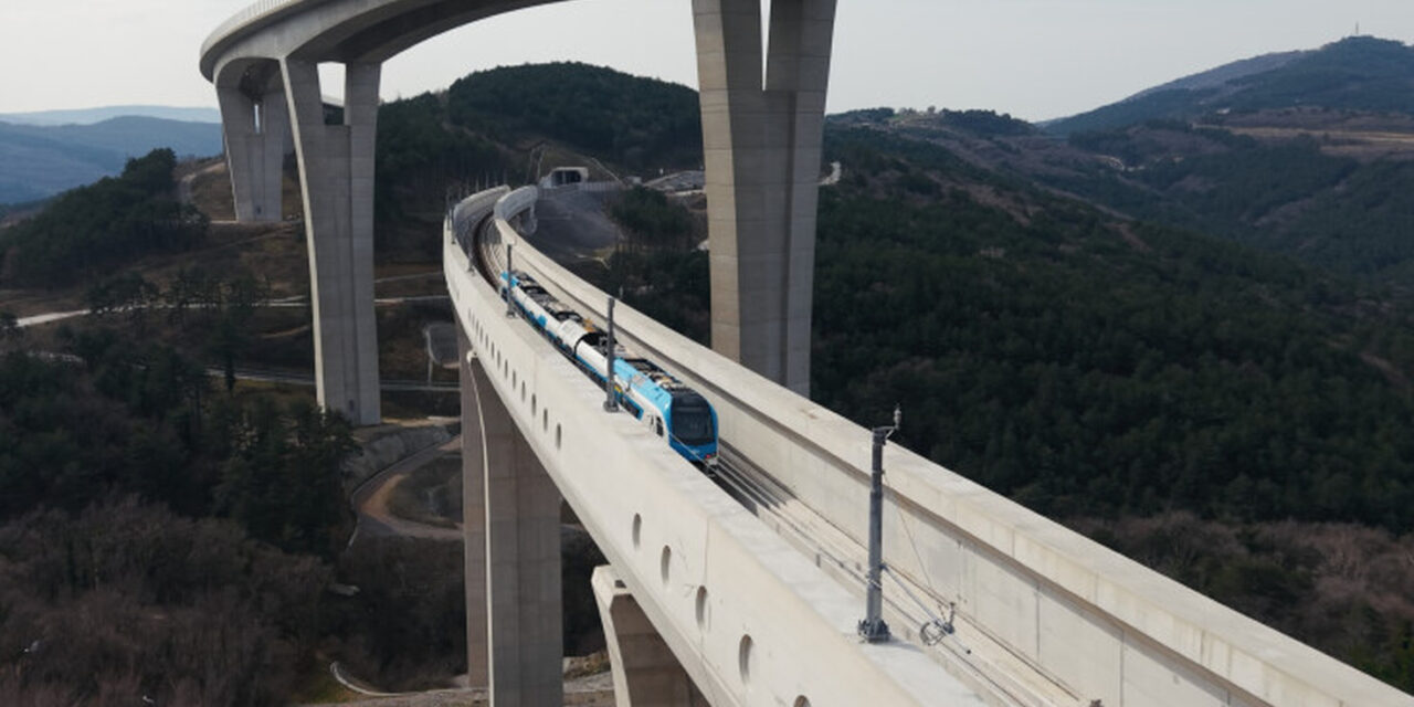 Primo treno sulla Capodistria-Divaccia<h2 class='anw-subtitle'>Il convoglio di prova percorre la nuova linea da 27 km verso il porto: infrastruttura chiave per i traffici con l’entroterra europeo</h2>