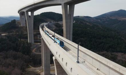 Primo treno sulla Capodistria-Divaccia<h2 class='anw-subtitle'>Il convoglio di prova percorre la nuova linea da 27 km verso il porto: infrastruttura chiave per i traffici con l’entroterra europeo</h2>