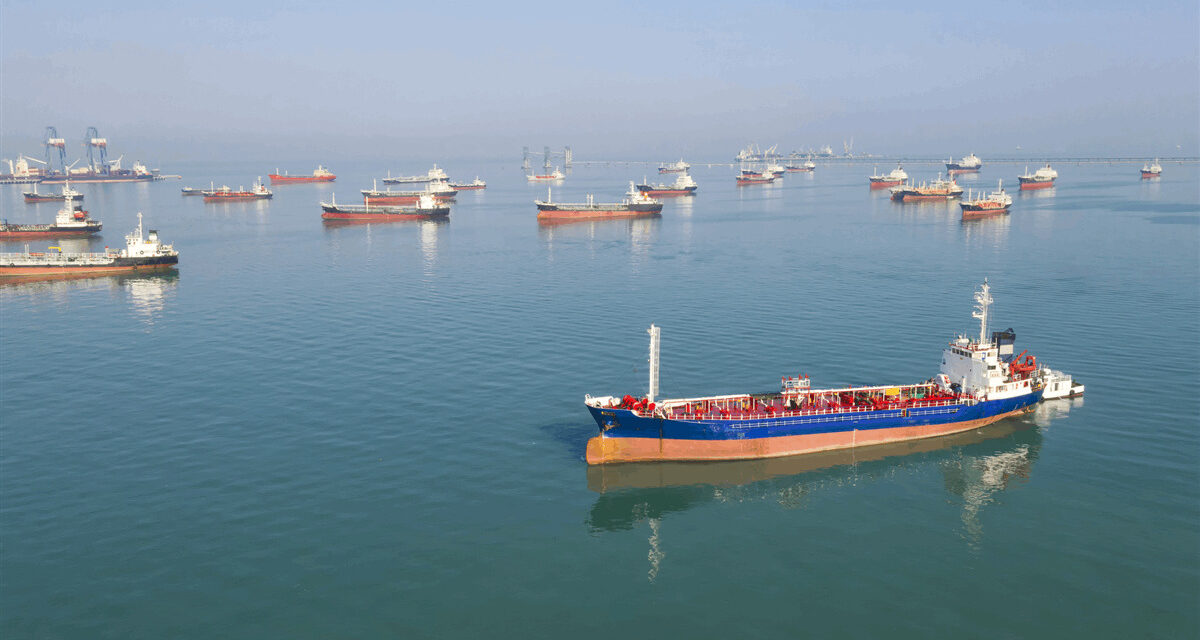 Hormuz quasi fermo, traffico petrolifero azzerato<h2 class='anw-subtitle'>Attacchi, esplosioni e premi assicurativi in forte aumento spingono le compagnie a sospendere i transiti</h2>