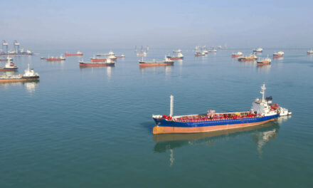 Hormuz quasi fermo, traffico petrolifero azzerato<h2 class='anw-subtitle'>Attacchi, esplosioni e premi assicurativi in forte aumento spingono le compagnie a sospendere i transiti</h2>