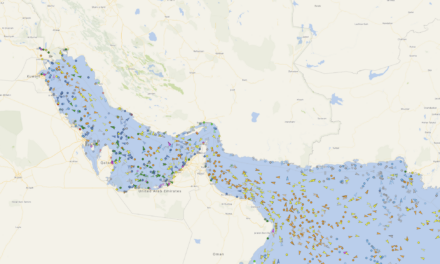 Doppio shock su Hormuz e Mar Rosso, Mediterraneo sotto pressione<h2 class='anw-subtitle'>Deviazioni via Capo, stop alle prenotazioni e coperture assicurative ritirate ridisegnano le rotte Asia–Med e India–Med</h2>