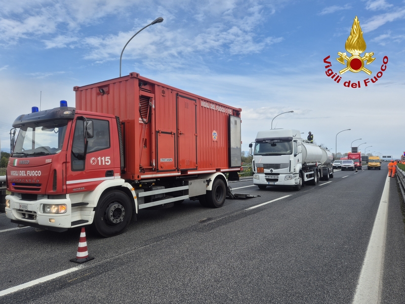 Cisterna in avaria sulla A4, chiuso il tratto Villesse–Palmanova<h2 class='anw-subtitle'>Svincoli interdetti e traffico deviato. In corso operazioni di travaso del carburante con l’intervento del nucleo Nbcr dei Vigili del fuoco</h2>