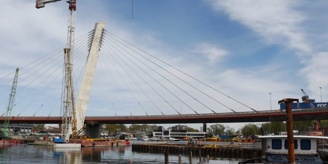 Porto Marghera, accelera il ponte ferroviario sul Canale Ovest<h2 class='anw-subtitle'>Installata una gru su isola artificiale mentre prosegue un’opera da 28 milioni per rafforzare collegamenti dei terminal</h2>