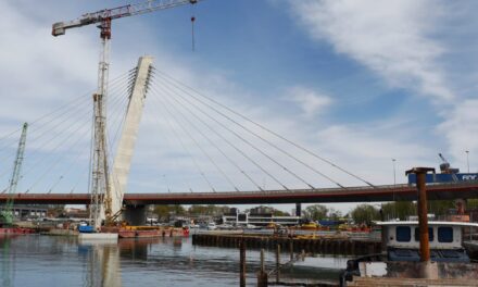 Porto Marghera, accelera il ponte ferroviario sul Canale Ovest<h2 class='anw-subtitle'>Installata una gru su isola artificiale mentre prosegue un’opera da 28 milioni per rafforzare collegamenti dei terminal</h2>