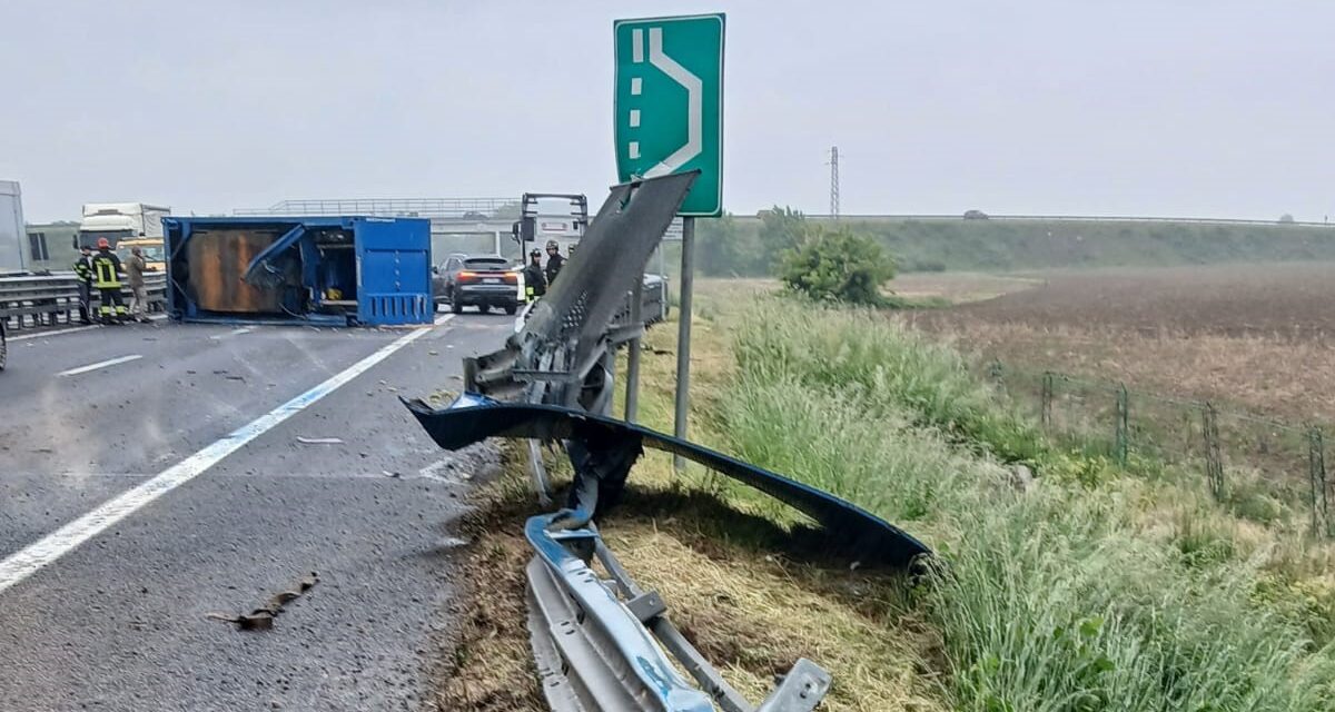 Another accident on the A4: heavy goods vehicle loses its load box<h2 class='anw-subtitle'>No one injured, but tragedy narrowly avoided. Villesse-Palmanova motorway section closed towards Venice</h2>