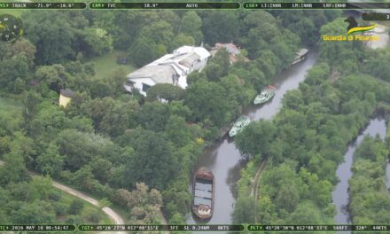 Venice, 157 tonnes of waste and two abandoned motor vessels seized<h2 class='anw-subtitle'>The Guardia di Finanza operation in the lagoon area near the WWF Valle Averto Oasis led to two people being reported</h2>