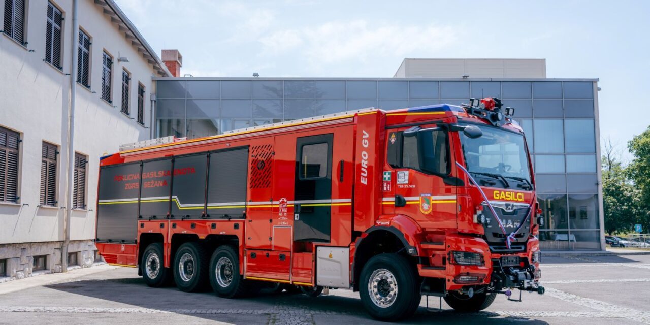 Nuovo mezzo antincendio per la linea ferroviaria Capodistria-Divaccia<h2 class='anw-subtitle'>Entrato in servizio un nuovo veicolo bimodale destinato al comando dei Vigili del fuoco di Sesana</h2>