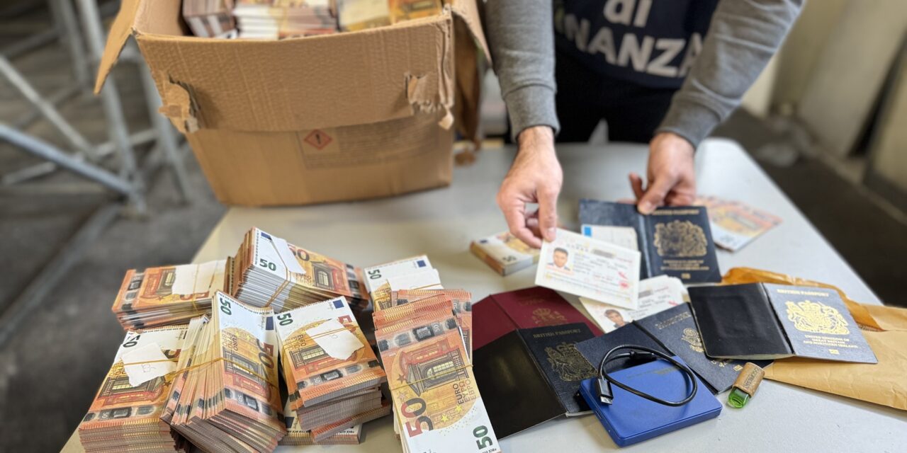 Sequestrati al porto di Trieste euro falsi e documenti contraffatti<h2 class='anw-subtitle'>Intercettato un Tir dalla Turchia diretto in Germania con banconote e migliaia di file digitali per la produzione di false identità</h2>