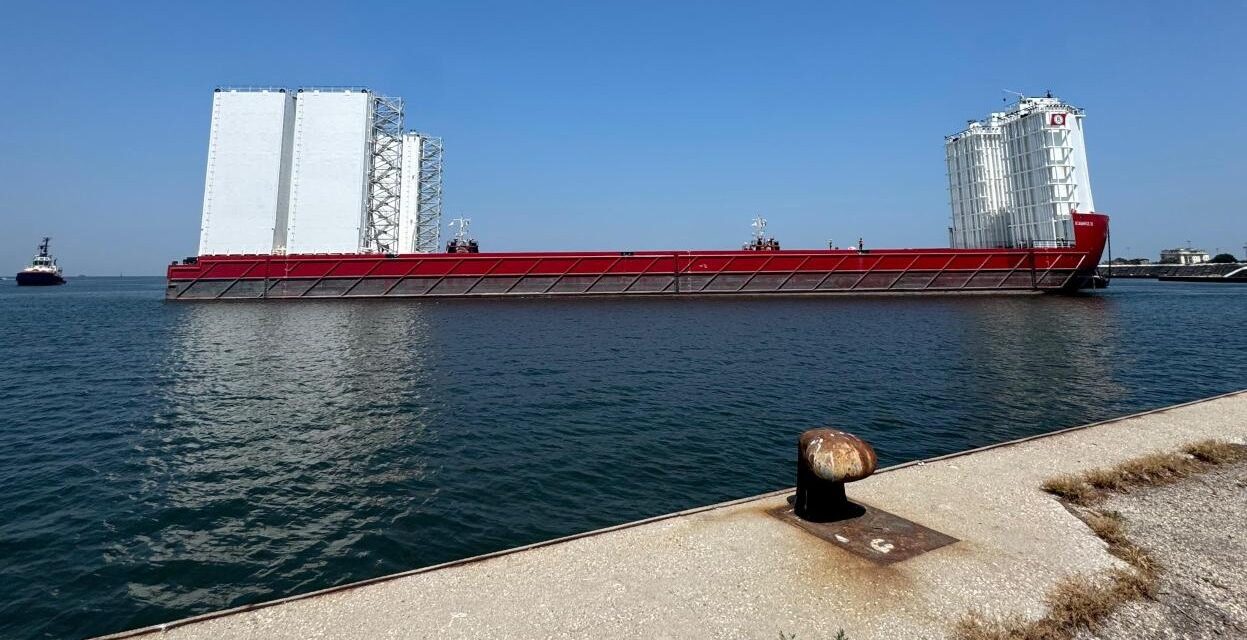 BOABARGE 38 a Chioggia per imbarcare le maxi gru di Fincantieri<h2 class='anw-subtitle'>La chiatta semisommergibile trasporterà a Monfalcone l'equipment da 800 tonnellate realizzato da Cimolai Technology</h2>