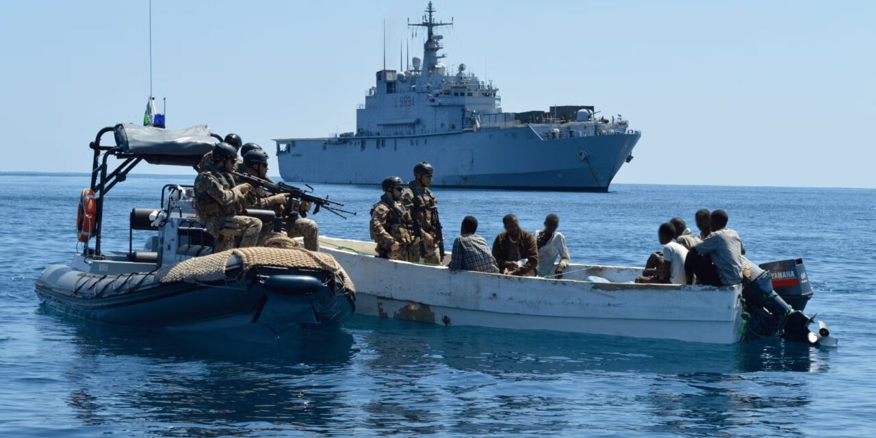 Marittimi ostaggio dei pirati, IMO chiede il rilascio immediato<h2 class='anw-subtitle'>Il segretario Dominguez lancia: 44 membri d'equipaggio sono ancora prigionieri. Cresce il numero degli attacchi nel Mar Rosso e nel Golfo di Aden</h2>