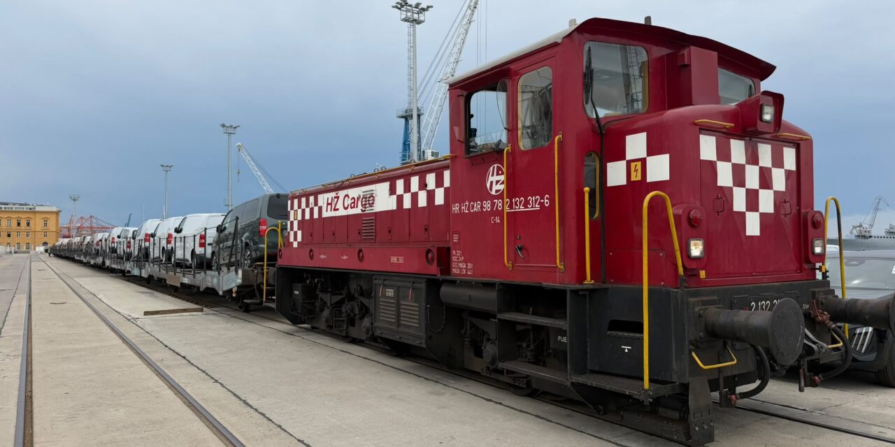 Fiume avvia il primo treno export per il traffico automotive<h2 class='anw-subtitle'>Ottanta veicoli Stellantis partiti su rotaia verso Kolín: il nuovo collegamento completa il flusso intermodale con navi Ro-Ro</h2>