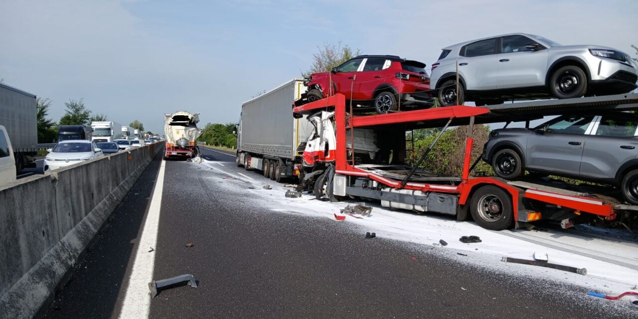 Ancora un incidente tra Tir sulla A4 verso Venezia<h2 class='anw-subtitle'>Tamponamento fra tre mezzi pesanti: un camionista ferito e incastrato nell'abitacolo, pesanti ripercussioni sul traffico</h2>